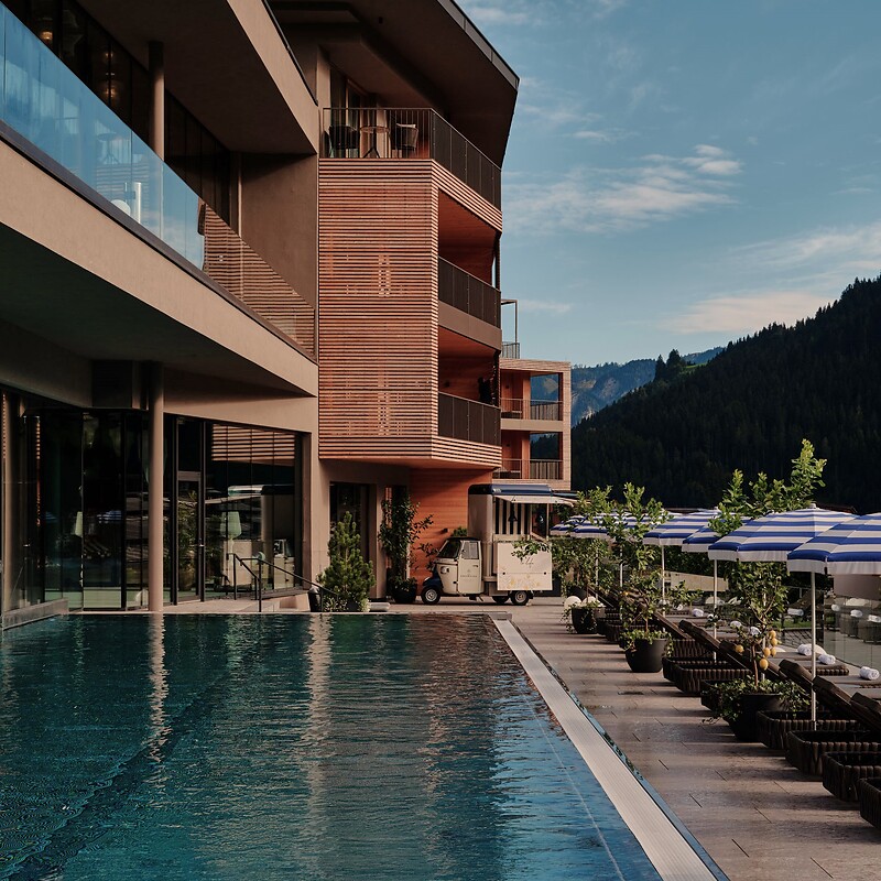 Außenpool mit Hotel, Berge und Schirme