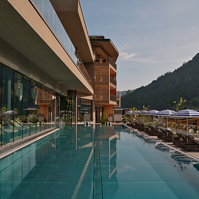 Hotel mit Pool Bar in den bergen