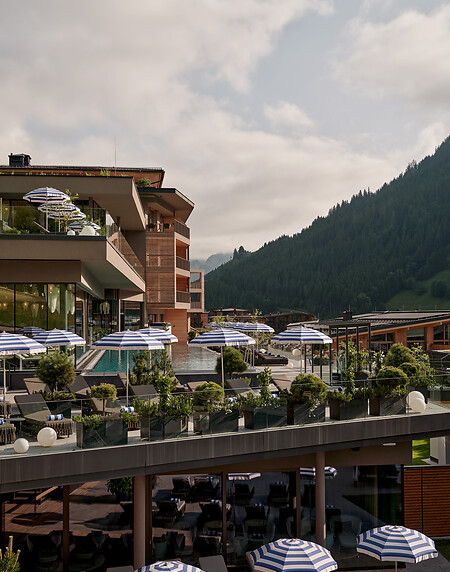 Outdoor Pool mit Designer Schirmen