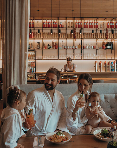 Familie isst im Spa Bistro des Hotels im Grossarltal