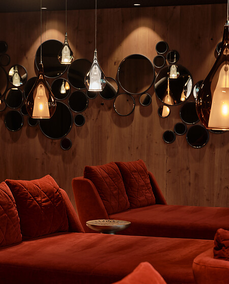 Ruheraum rotes Lichtspiel mit Sofas