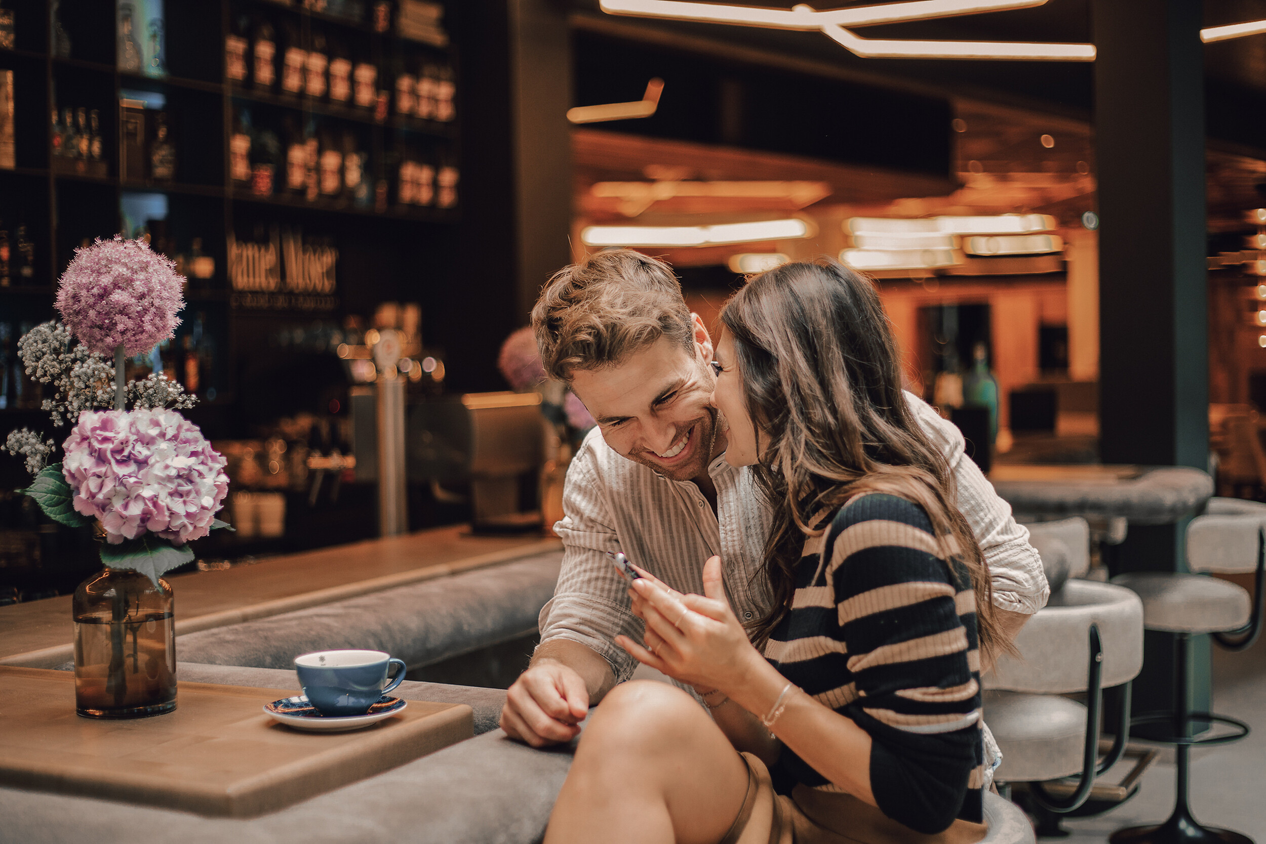 Paar sitzt an der Bar in Salzburg Nähe mit Kaffee 