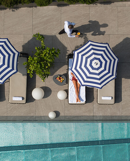 Pool with service cocktails and fruit platter at the infinity pool