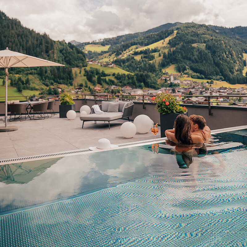 Zimmer mit Pool Österreich mit Blick in die berge