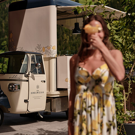 [Translate to Englisch:] Poolservice mit Cocktails und Zitronen