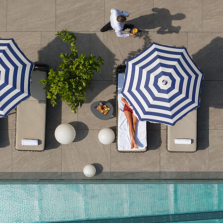 [Translate to Englisch:] Poolservice mit Cocktails und Zitronen