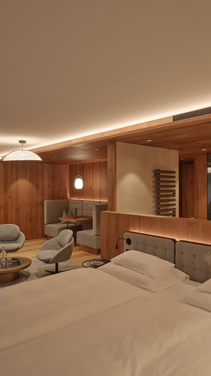 Luxus Suite mit Sauna und Badewanne aus Holz Materialien im Salzburger Land