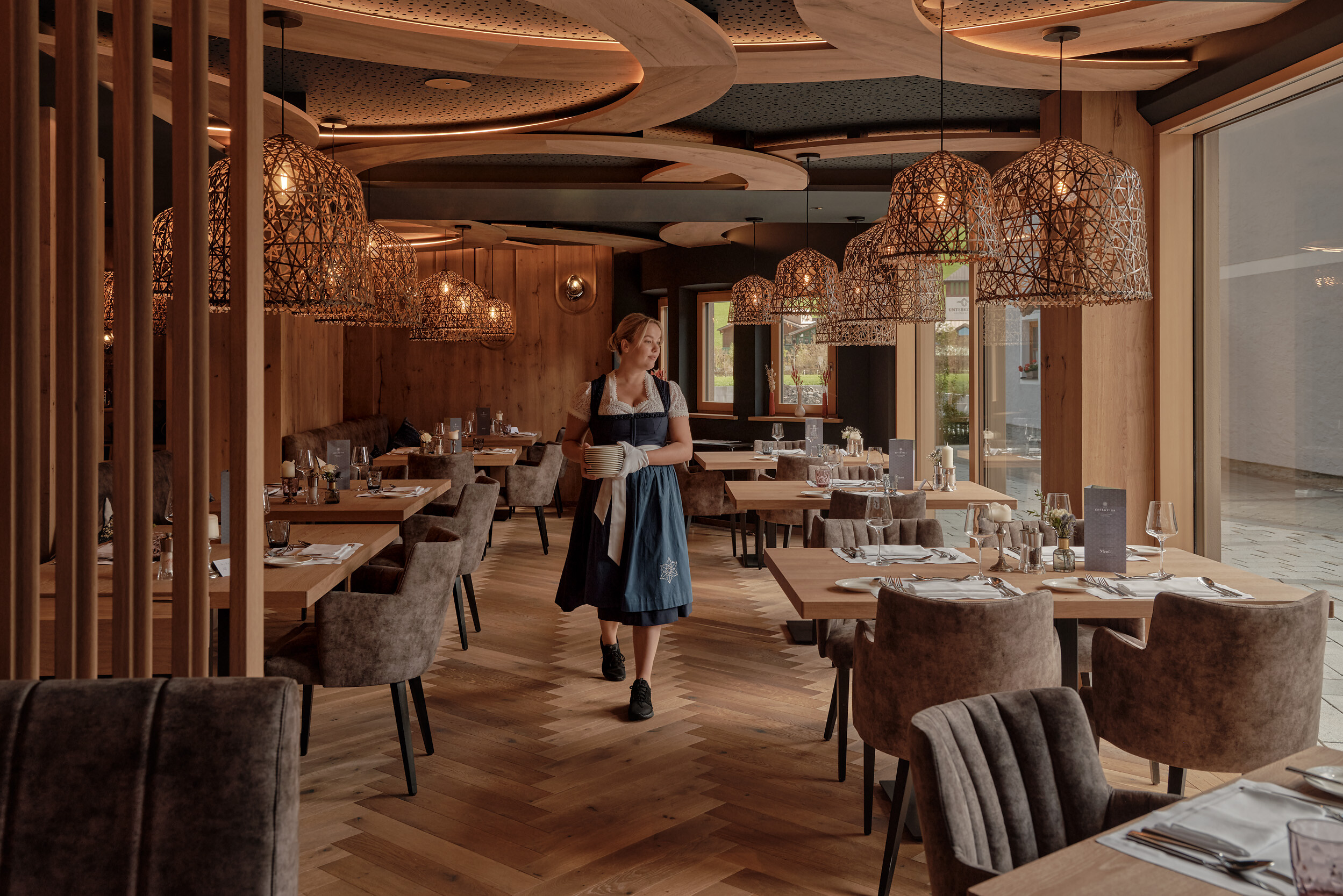 Restaurant Hoamat 78 mit Servicekraft die Teller trägt