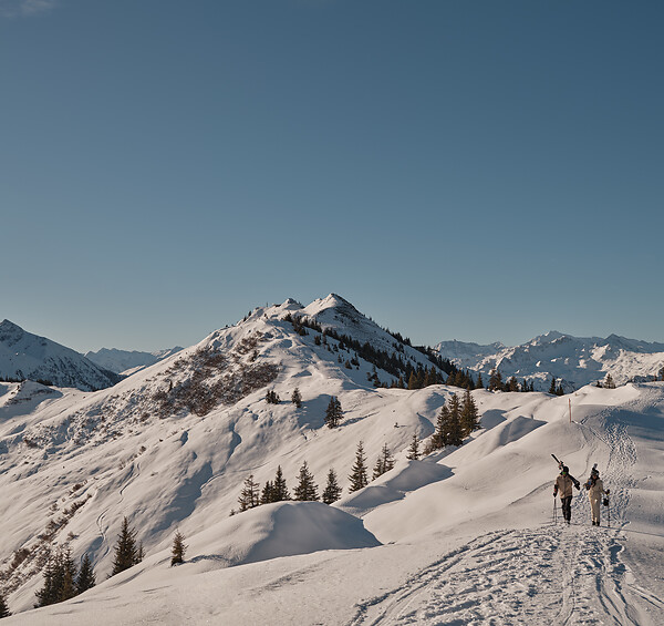 Schneebedeckte Berglandschaft bei sonnigem Wetter und blauem Himmel