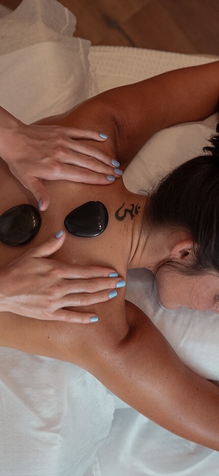 Hot Stone Massage im Wellnesshotel DAS EDELWEISS nähe Salzburg im Beauty Mountain Spa 