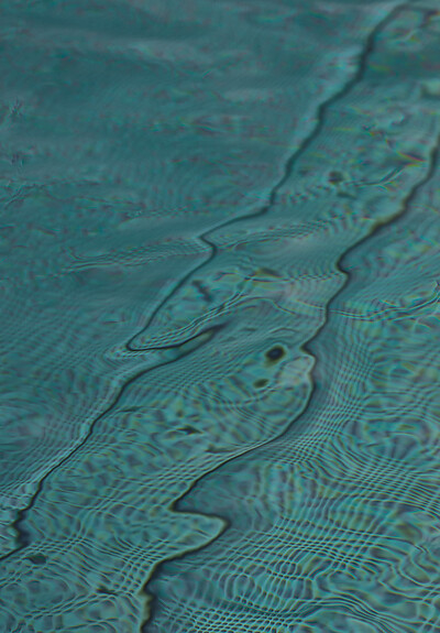 Wellenmuster auf Wasseroberfläche mit sichtbaren Lichtreflexionen.