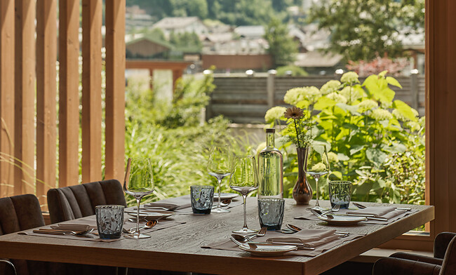 Restaurant Hoamat78 im Gourmethotel Salzburg Tisch mit Ausblick in die Bergwelt 